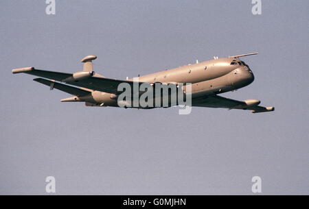 AJAXNETPHOTO. OMAN. - AN RAF MARITIME PATROL HAWKER SIDDELEY NIMROD MR2 OPERATING OUT OF SEEB AIRPORT, MUSCAT. PHOTO:JONATHAN EASTLAND/AJAX  REF:22609 2 45 Stock Photo