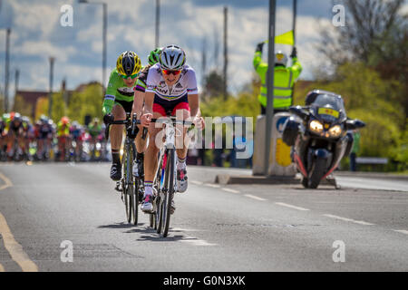 Lizzie Deignan (née Armitstead) leads the way into the final straight of Stage 2, Tour de Yorkshire, peloton behind.  Bawtry Road, Doncaster Stock Photo