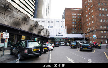 Guy's Hospital main entrance GV NHS Stock Photo