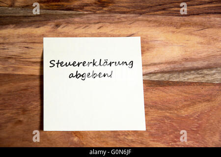 german text steuererklärung abgeben on post-it Stock Photo