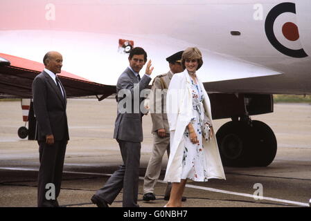AJAXNETPHOTO. 1ST AUGUST, 1981. EASTLEIGH, ENGLAND. - HONEYMOON PRINCE AND PRINCESS - HRH PRINCE AND PRINCESS OF WALES, CHARLES AND DIANA, ABOUT TO BOARD AN AIRCRAFT OF THE QUEEN'S FLIGHT AS THEY DEPART FOR THEIR HONEYMOON.  PHOTO:JONATHAN EASTLAND/AJAX  REF:810108 001 57 Stock Photo