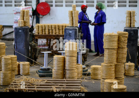 TANZANIA Tanga, Sisal industry, Tancord 1998 Ltd., processing of sisal fibres to yarn rope mat carpet , yarn and rope section/ TANSANIA Tanga, Sisal Industrie, Tancord ein Unternehmen der Katani Gruppe  Verabeitung der Sisalfaser zu Garn und Seil Stock Photo