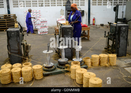 TANZANIA Tanga, Sisal industry, Tancord 1998 Ltd., processing of sisal fibres to yarn rope mat carpet , yarn and rope section/ TANSANIA Tanga, Sisal Industrie, Tancord ein Unternehmen der Katani Gruppe  Verabeitung der Sisalfaser zu Garn und Seil Stock Photo