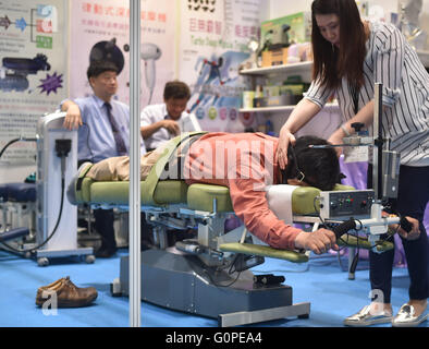 Hong Kong, China. 3rd May, 2016. A visitor experiences a medical device at the Hong Kong International Medical Devices and Supplies Fair in Hong Kong, south China, May 3, 2016. The three-day fair, opened on Tuesday, attracted more than 260 exhibitors of 12 countries and regions. Credit:  Lui Siu Wai/Xinhua/Alamy Live News Stock Photo