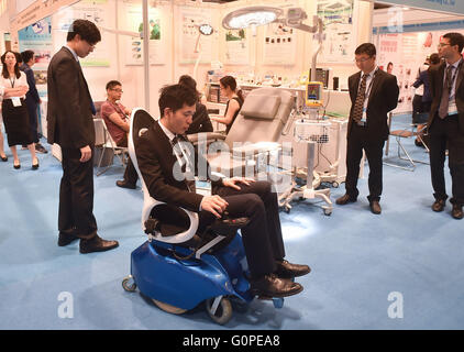 Hong Kong, China. 3rd May, 2016. A visitor experiences a medical device at the Hong Kong International Medical Devices and Supplies Fair in Hong Kong, south China, May 3, 2016. The three-day fair, opened on Tuesday, attracted more than 260 exhibitors of 12 countries and regions. Credit:  Lui Siu Wai/Xinhua/Alamy Live News Stock Photo