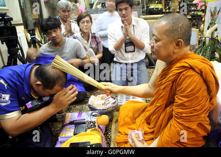 Bangkok, Thailand. 3rd May, 2016. Thai Buddhist monk Phra Prommangkalachan bless to members of the media at Wat Traimit temple in Bangkok. The Thai Buddhist monk became famous and well known as a magic monk as he is credited to be a part of Leicester City's success after he traveled several times to King Power Stadium in England. Credit:  Piti A Sahakorn/Alamy Live News Stock Photo