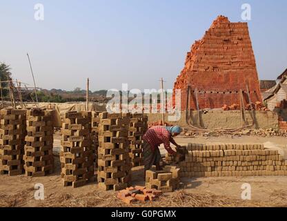 Yangon, Myanmar. 3rd May, 2016. A laborer works at a brick factory on the outskirts of Yangon, Myanmar, May 3, 2016. Myanmar has pledged to promote and protect labor rights, including ending forced labor and stronger enforcement of child labor law in the country, the Ministry of Labor, Immigration and Population said on Monday. Credit:  U Aung/Xinhua/Alamy Live News Stock Photo