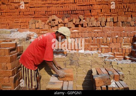 Yangon, Myanmar. 3rd May, 2016. A laborer works at a brick factory on the outskirts of Yangon, Myanmar, May 3, 2016. Myanmar has pledged to promote and protect labor rights, including ending forced labor and stronger enforcement of child labor law in the country, the Ministry of Labor, Immigration and Population said on Monday. Credit:  U Aung/Xinhua/Alamy Live News Stock Photo