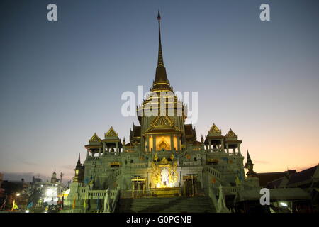 Bangkok, Thailand. 3rd May, 2016. Wat Traimit temple in Bangkok. The Thai Buddhist monk became famous and well known as a magic monk as he is credited to be a part of Leicester City's success after he traveled several times to King Power Stadium in England. Credit:  Piti A Sahakorn/Alamy Live News Stock Photo
