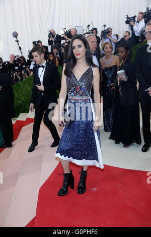 Jennifer Connelly attending the 'Manus x Machina: Fashion In An Age Of  Technology' Costume Institute Gala at Metropolitan Museum of Art on May 2,  2016 in New York City.