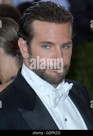 Bradley Cooper Network on X: Photos: The 2022 Met Gala Celebrating In  America An Anthology of Fashion  #BradleyCooper # MetGala  / X