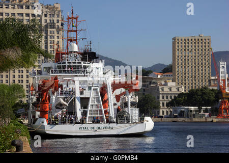 Rio de Janeiro, Brazil, 3 May 2016: In celebration of 100 Years of the Brazilian Academy of Sciences, which has exhibition at the Museum of Tomorrow, in downtown Rio, the Navy of Brazil is receiving local visitors and tourists in the ocean research vessel Vital de Oliveira. The ship is moored at the docks next to the Museum of Tomorrow. Visitation will be open until May 6, 2016. Credit:  Luiz Souza/Alamy Live News Stock Photo