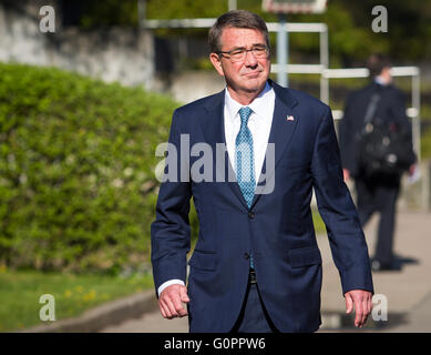 Stuttgart, Germany. 04th May, 2016. US American Secretary of Defense Ashton Carter arrives to the meeting of the alliance of Defense Ministers in the fight against the terrorist organization Islamic State (IS) in Stuttgart, Germany, 04 May 2016. Photo: CHRISTOPH SCHMIDT/dpa/Alamy Live News Stock Photo