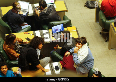 Sao Paulo, Brazil. 4th May, 2016. High school students remain within the plenary JK since yesterday (04) in the Legislative Assembly of S?o Paulo and only came out when signing the CPI lunch. © Fotoarena/Alamy Live News Stock Photo