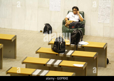 Sao Paulo, Brazil. 4th May, 2016. High school students remain within the plenary JK since yesterday (04) in the Legislative Assembly of S?o Paulo and only came out when signing the CPI lunch. © Fotoarena/Alamy Live News Stock Photo