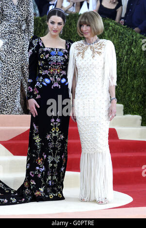 Bee Shaffer and Anna Wintour attending the 'Manus x Machina: Fashion In An Age Of Technology' Costume Institute Gala at Metropolitan Museum of Art on May 2, 2016 in New York City. | usage worldwide Stock Photo