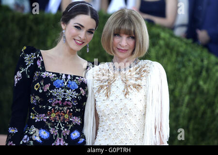 Bee Shaffer and Anna Wintour attending the 'Manus x Machina: Fashion In An Age Of Technology' Costume Institute Gala at Metropolitan Museum of Art on May 2, 2016 in New York City. | usage worldwide Stock Photo