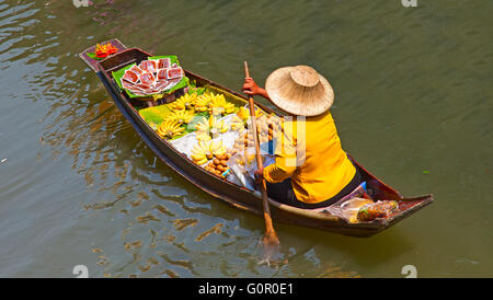 RATCHABURI, THAILAND - FEB 20: A woman serves Thai food at Damnoen Saduak floating market on February 20, 2011 in Ratchaburi, Th Stock Photo