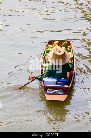 RATCHABURI, THAILAND - FEB 20: A woman serves Thai food at Damnoen Saduak floating market on February 20, 2011 in Ratchaburi, Th Stock Photo