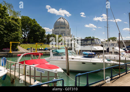 Boats along the Sheridan Shore Yacht Club in Wilmette Harbor with the Bahai House of Worship Wilmette, Illinois, USA. Stock Photo