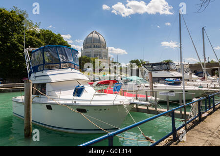 Boats along the Sheridan Shore Yacht Club in Wilmette Harbor with the Bahai House of Worship Wilmette, Illinois, USA. Stock Photo