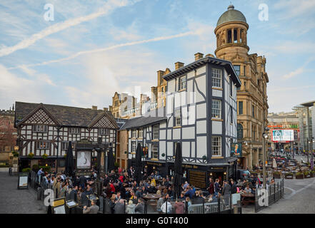 Manchester   Shambles Square is a square in Manchester, England, created in 1999 around the rebuilt Old Wellington Inn and Sincl Stock Photo