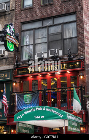 Pig 'n' Whistle Pub & Restaurant, NYC, USA Stock Photo