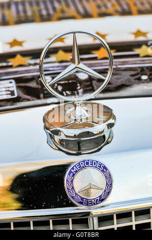 Three pointed star badge on the front grille/bonnet of an old Mercedes Benz Stock Photo