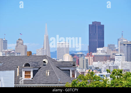 San Francisco, Usa: skyline and Transamerica Pyramid, the tallest skyscraper in the city skyline, seen from Alamo Square park Stock Photo