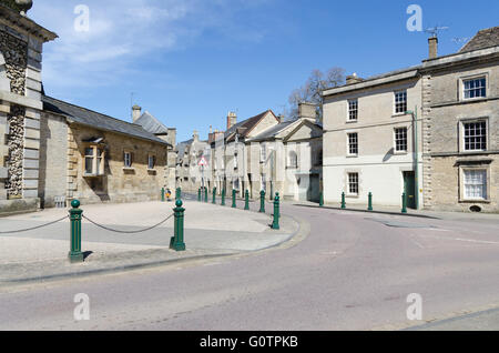 Large yew hedge behind the wall of the entrance to the Bathurst Estate Office in Cirencester Stock Photo