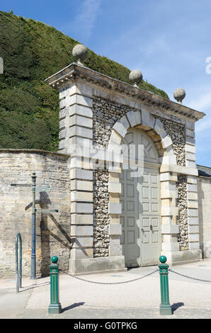 Large yew hedge behind the wall of the entrance to the Bathurst Estate Office in Cirencester Stock Photo