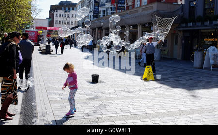 Brighton, UK. 4th May, 2016. Visitors watch a bubble man in action as they enjoy the warm sunny spring weather with temperatures forecast to reach above 20 degrees centigrade this coming weekend in Britain .   Credit:  Simon Dack/Alamy Live News Stock Photo