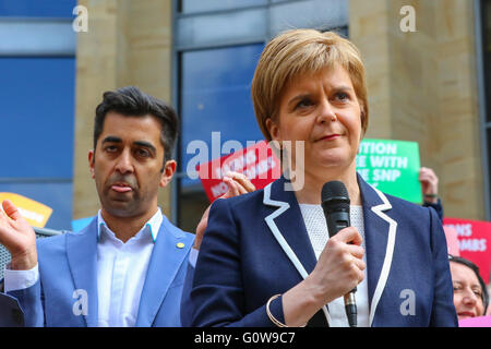 Glasgow, Scotland, UK. 4th May, 2016. Nicola Sturgeon addressed an SNP rally in Glasgow city centre today in the run up to the elections to be held on Thursday 5 May for the Scottish Parliament.  She claimed that the Scottish National Party was the only political party o work for the interests of Scotland and encouraged her supporters to vote 'twice' for the SNP and return her as First Minister. Credit:  Findlay/Alamy Live News Stock Photo