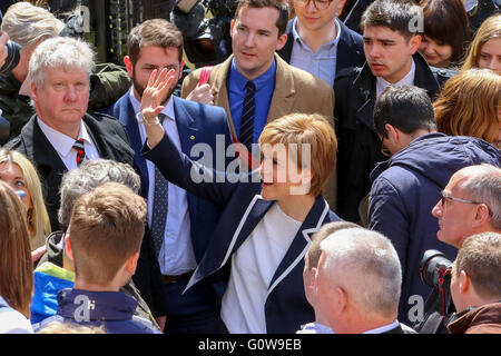 Glasgow, Scotland, UK. 4th May, 2016. Nicola Sturgeon addressed an SNP rally in Glasgow city centre today in the run up to the elections to be held on Thursday 5 May for the Scottish Parliament.  She claimed that the Scottish National Party was the only political party o work for the interests of Scotland and encouraged her supporters to vote 'twice' for the SNP and return her as First Minister. Credit:  Findlay/Alamy Live News Stock Photo