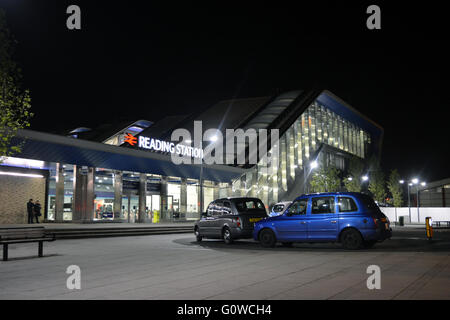 The New Entrance of Reading train station at night time where taxis await for the trains to come in, hoping for a fare. Charles Dye / Alamy Live News Stock Photo