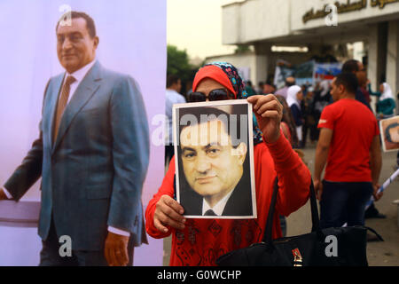 Cairo, Egypt. 4th May, 2016. A supporter holds a picture of former Egyptian President Hosni Mubarak in front of Maadi Military Hospital to celebrate Mubarak's 88th birthday in Cairo, capital of Egypt, on May 4, 2016. © Ahmed Gomaa/Xinhua/Alamy Live News Stock Photo