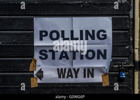 Chatham Hall Nursery, Northcote Road, London, UK. 5th May, 2016. There is a steady stream of voters for the London Mayoral elections at polling stations in Wandsworth, London, UK - 05 May 2016. Credit:  Guy Bell/Alamy Live News Stock Photo