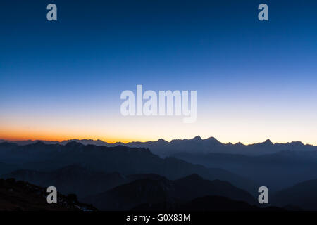 Panorama view of the twilight with silhouette of mountains and cloudscape on top of Cattle Back Mountain (Niubeishan) in Sichuan Stock Photo