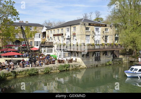 The Head of the River public house on the River Thames (Isis) at Folly Bridge in Oxford, England Stock Photo