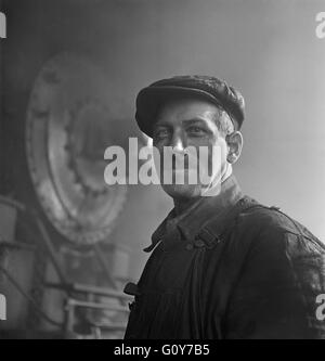 Worker Employed at Roundhouse at Chicago and Northwestern Railroad yard, Chicago, Illinois, USA, by Jack Delano for Office of War Information, December 1942 Stock Photo