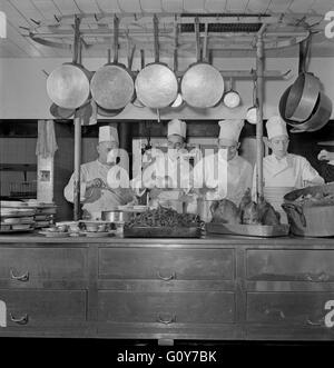 Chefs in Kitchen of one of the Fred Harvey Restaurants, Union Station, Chicago, Illinois, USA, by Jack Delano for Office of War Information, January 1943 Stock Photo