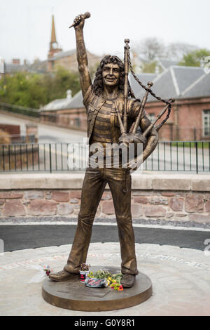 Rock band AC/DC lead singer Bon Scott bronze statue memorial at Kirriemuir, Angus, Scotland Stock Photo