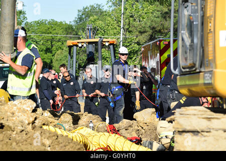 Irving, TX, USA. 5th May, 2016. Rescue workers help dig out a construction worker who was trapped in a twelve foot deep ditch. Credit:  Brian Humek/Alamy Live News. Stock Photo