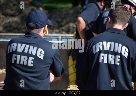 Irving, TX, USA 5th May, 2016. Rescuse workers on the scene of a trapped construction worker who had fallen into a 12 ft. deep trench.  Credit:  Brian Humek/Alamy Live News. Stock Photo