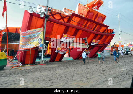 Ujjain. 5th May, 2016. Photo taken on May 5, 2016 shows a damaged pandal at the accident spot after the heavy storm during the month-long Kumbh Mela in Ujjain, Madhya Pradesh, India. At least six pilgrims were killed and 40 others injured after being hit by a thunderstorm Thursday in central Indian state of Madhya Pradesh, officials said. Credit:  Stringer/Xinhua/Alamy Live News Stock Photo