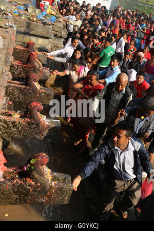 Kathmandu, Nepal. 06th May, 2016. Devotees take holy bath from stone taps to perform rituals on Mata Tirtha Aunsi, or the Mother's Day. Credit:  Archana Shrestha/Pacific Press/Alamy Live News Stock Photo