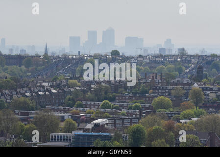 Alexandra Palace, London, UK. 6th May 2016. Hazy view across the city of London from Alexandra Palace © Matthew Chattle/Alamy Stock Photo