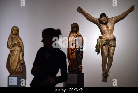 Visitors look at the new temporary exhibition from the Chemnitz Art Collection in the Schlossbergmuseum in Chemnitz, Germany, 06 May 2016. The exhibition 'Saxony and Bohemia as Reflected in Art around 1500' was created in cooperation with the National Gallery in Prague. Valuable artworks from the Czech Republic, sculptures, books, and ritual items show that, despite the existence of the border through the Ore Mountains since the middle of the 15th century, the space of Saxony-Bohemia is seen by its residents as a cultural unit. The exhibition opens 07 May 2016. Photo: HENDRIK SCHMIDT/dpa Stock Photo