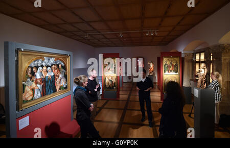 Visitors look at the new temporary exhibition from the Chemnitz Art Collection in the Schlossbergmuseum in Chemnitz, Germany, 06 May 2016. The exhibition 'Saxony and Bohemia as Reflected in Art around 1500' was created in cooperation with the National Gallery in Prague. Valuable artworks from the Czech Republic, sculptures, books, and ritual items show that, despite the existence of the border through the Ore Mountains since the middle of the 15th century, the space of Saxony-Bohemia is seen by its residents as a cultural unit. The exhibition opens 07 May 2016. Photo: HENDRIK SCHMIDT/dpa Stock Photo