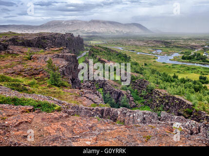 Southwest Iceland, Iceland. 4th Aug, 2015. Famous Almannagja canyon in Thingvellir National Park (a UNESCO World Heritage Site), is a rift valley marking the crest of the Mid-Atlantic Ridge between the North American and Eurasian Plates, a visual representation of continental drift formed between two tectonic plates. It is one of the most visited tourist attractions in Iceland where tourism has become a growing sector of the economy. © Arnold Drapkin/ZUMA Wire/Alamy Live News
